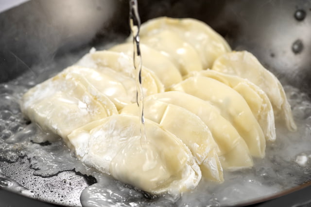 餃子をフライパンで焼く